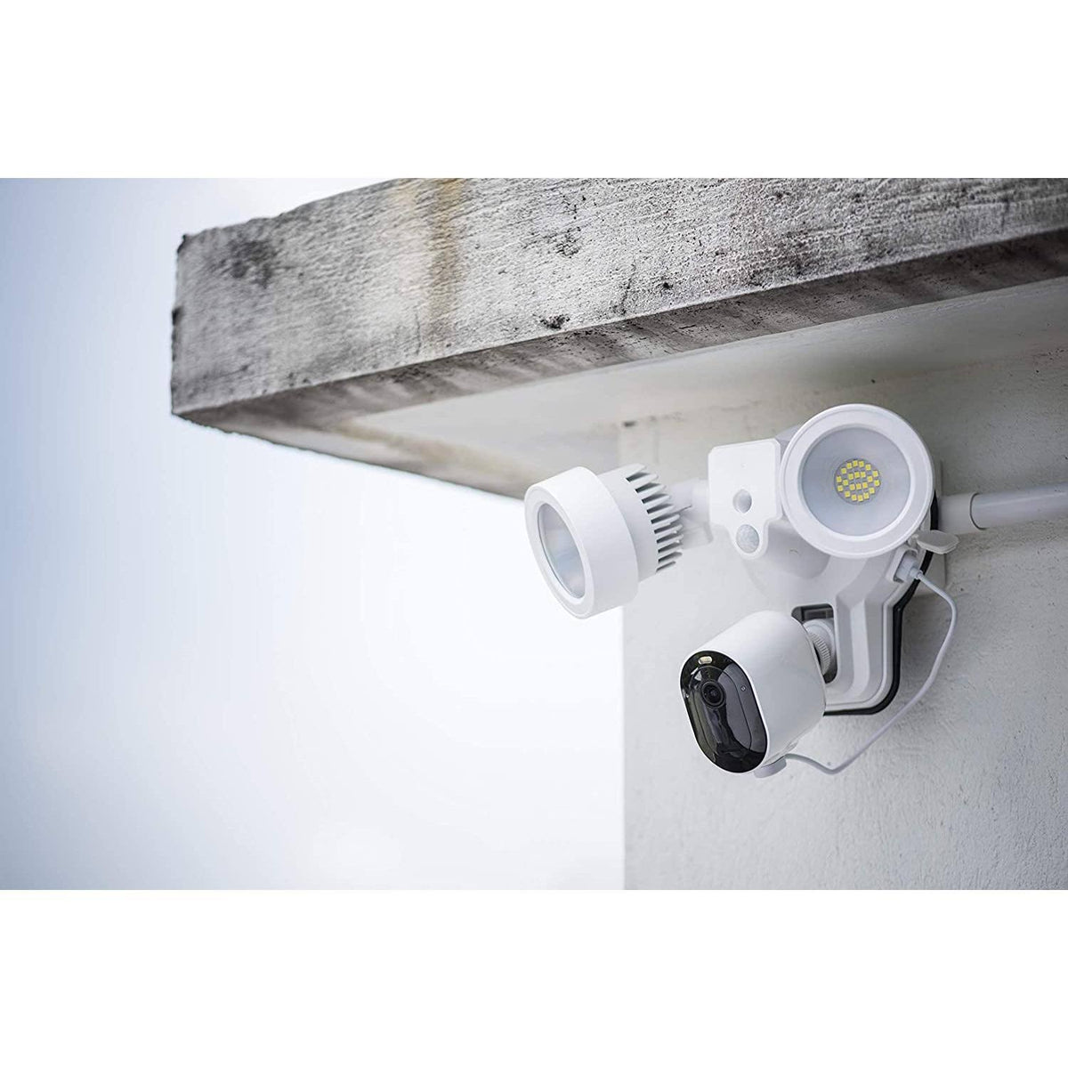 3-in-1 Floodlight, Charger and Mount for Arlo Ultra/Ultra 2 and Arlo Pro 3/Pro 4 (White) W347463